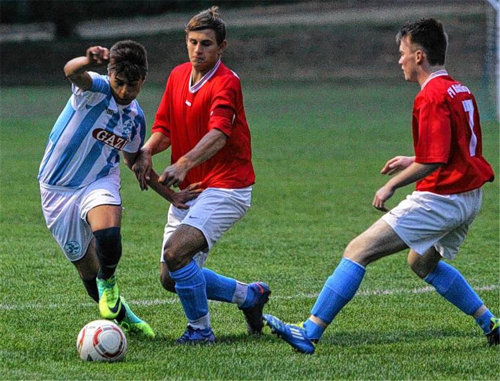 Flink und trickreich: Die U16 der Stuttgarter Kickers stellt Knittlingens Fußball-Nachwuchs (Mirko Burmitsrak und Jan Gietzen; v.li. in Rot) vor knifflige Aufgaben. Foto: Eigner
