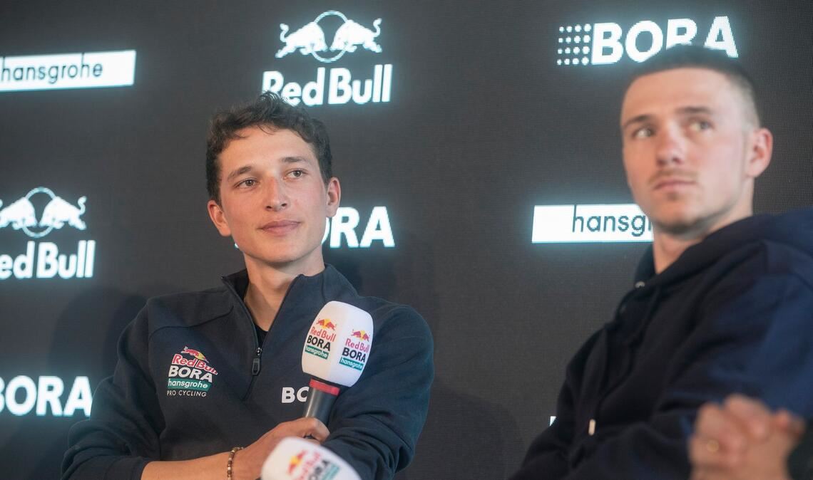 Florian Lipowitz (l) und Remco Evenepoel nehmen an einer Pressekonferenz teil. (Archivbild)