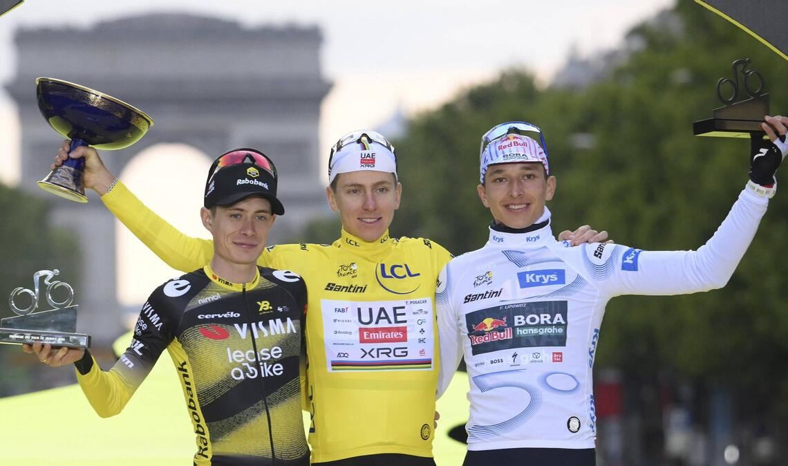 Florian Lipowitz (re.) im Kreis der Besten auf dem Podium der Tour de France.