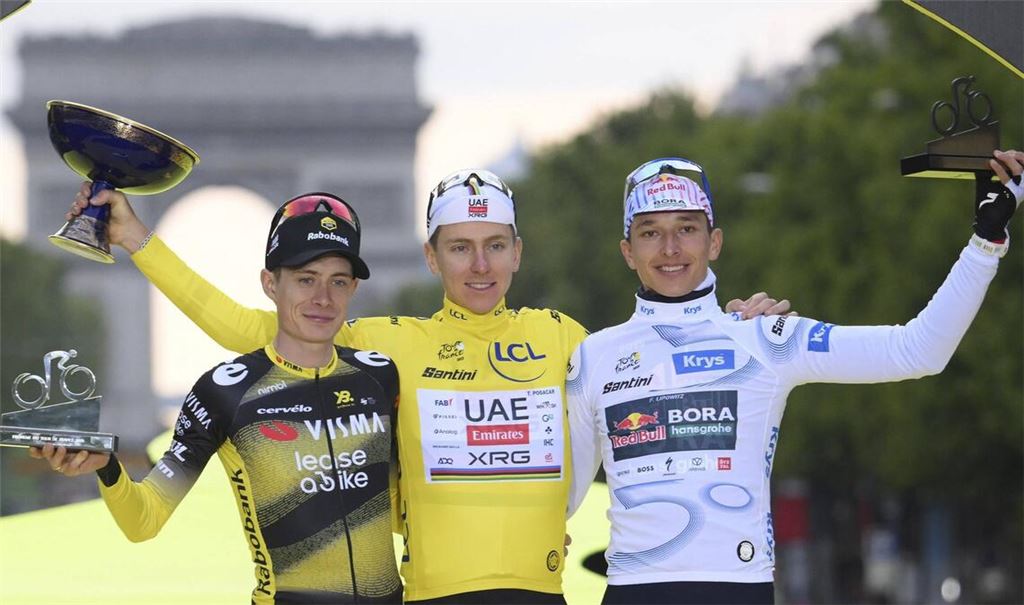 Florian Lipowitz (re.) im Kreis der Besten auf dem Podium der Tour de France.