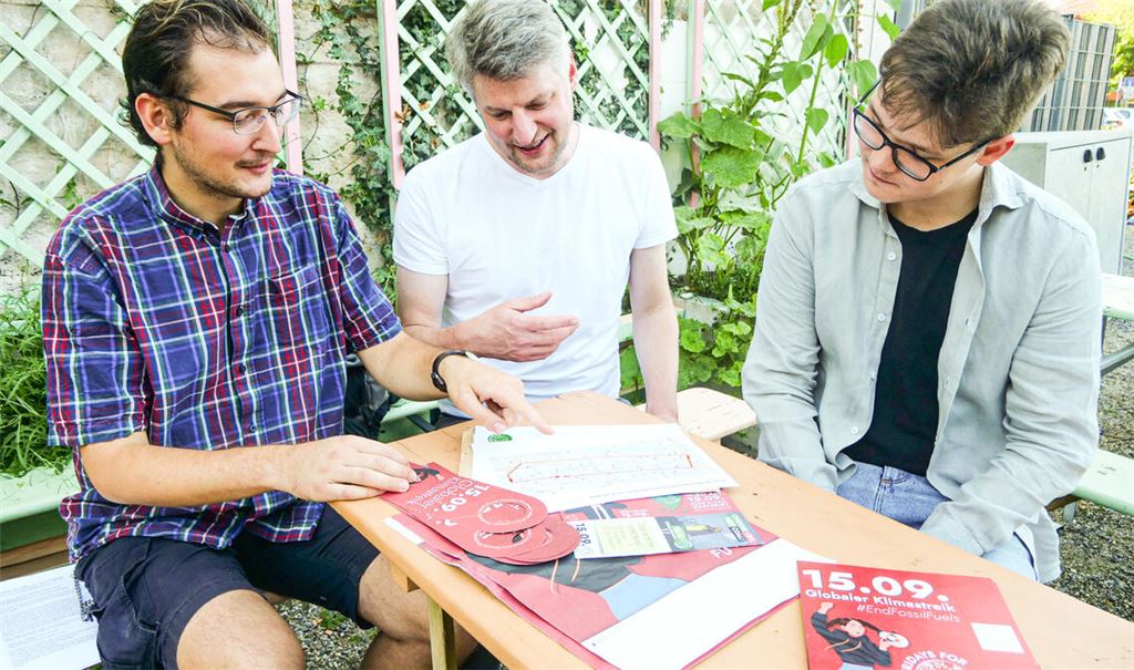 Florian Martens, Stefan Haug und Nils Geiger (v.li.) planen den nächsten Klimastreik in Pforzheim, der am 15. September in der Pforzheimer Innenstadt stattfinden soll. Foto: sf