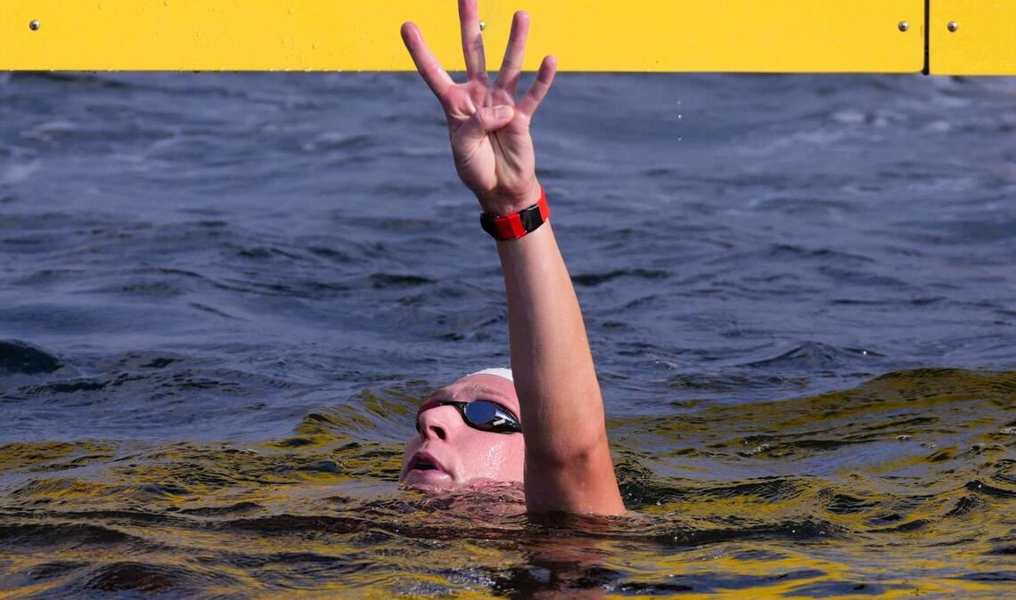 Wellbrock dominiert: Mit vier Gold "Geschichte geschrieben" Florian Wellbrock zeigt es an: Vier Goldmedaillen hat er in Singapur gewonnen.