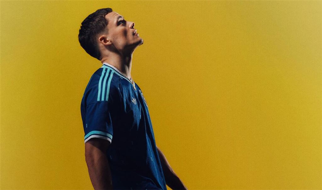 Florian Wirtz findet das neue Auswärtstrikot "ungewöhnlich".