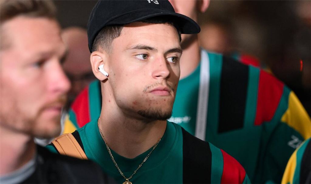 Florian Wirtz geht in einer Fragerunde auf seine Vorliebe für normale Kartoffeln ein.