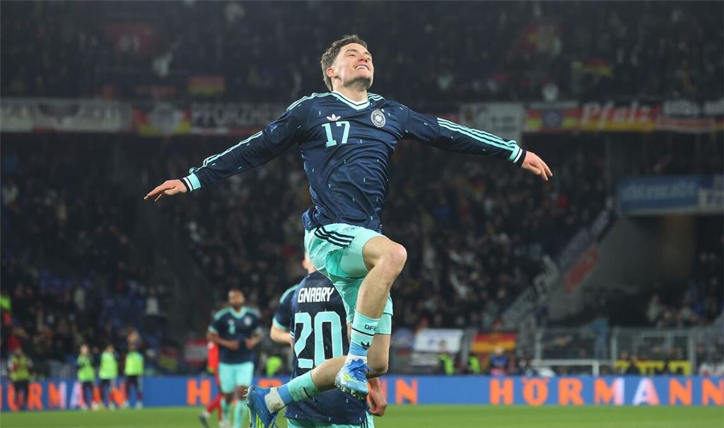 Florian Wirtz hebt nach seiner Glanzvorstellung gegen die Schweiz ab.