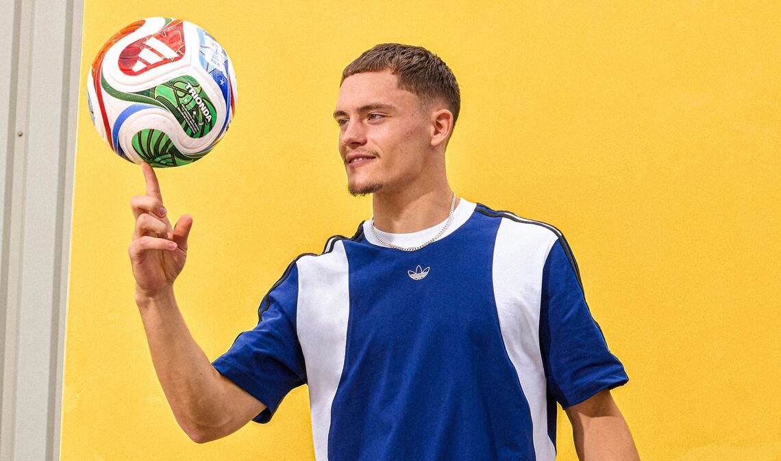 Florian Wirtz mit dem offiziellen WM-Spielball "Trionda".