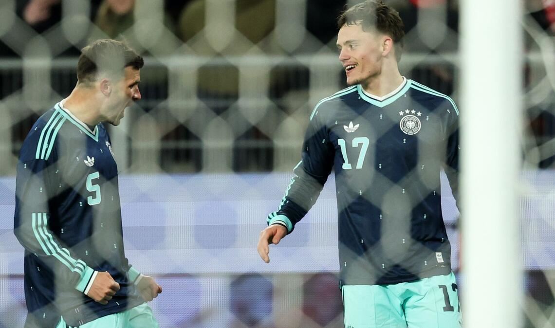 Florian Wirtz (r) jubelt nach seinem Siegtor zum 4:3 mit Pascal Groß.