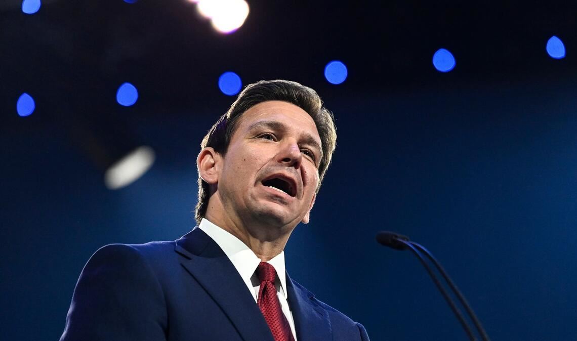 Floridas Gouverneur Ron DeSantis spricht während einer Festveranstaltung.