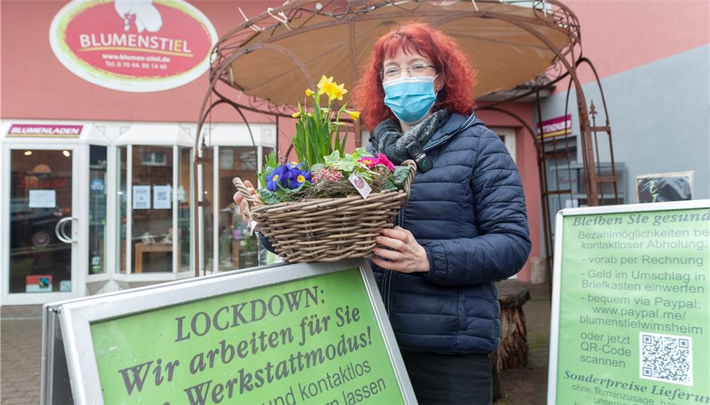 Floristin Sina Bertsch vor ihrem Blumengeschäft „Blumenstiel“ in Wimsheim. Foto: Fotomoment