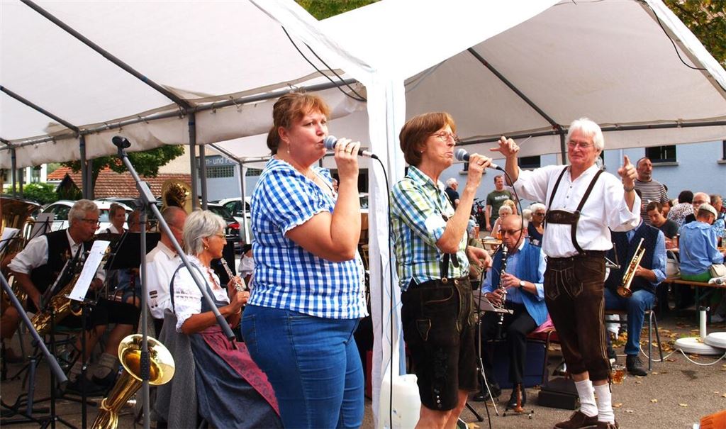 Flott spielen die Polkafreunde auf, Annette Braun (li.) und Conny Speer singen stimmungsvolle Lieder, Dirigent Manfred Pfau gibt Ton und Takt an. Foto Filitz