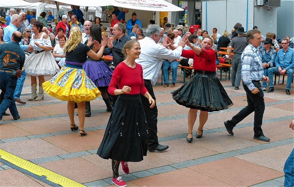 Flotte Tanzeinlagen beim „4. Goldstadtfieber“ in Pforzheim. Foto: Roth