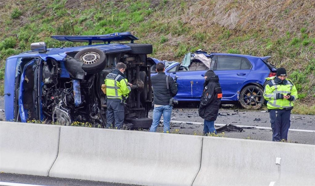 Flucht mit tödlichem Ausgang: Auf der A6 prallt der hoch motorisierte VW Golf des Täters in den Kleintransporter. Foto: Einsatz-Report 24