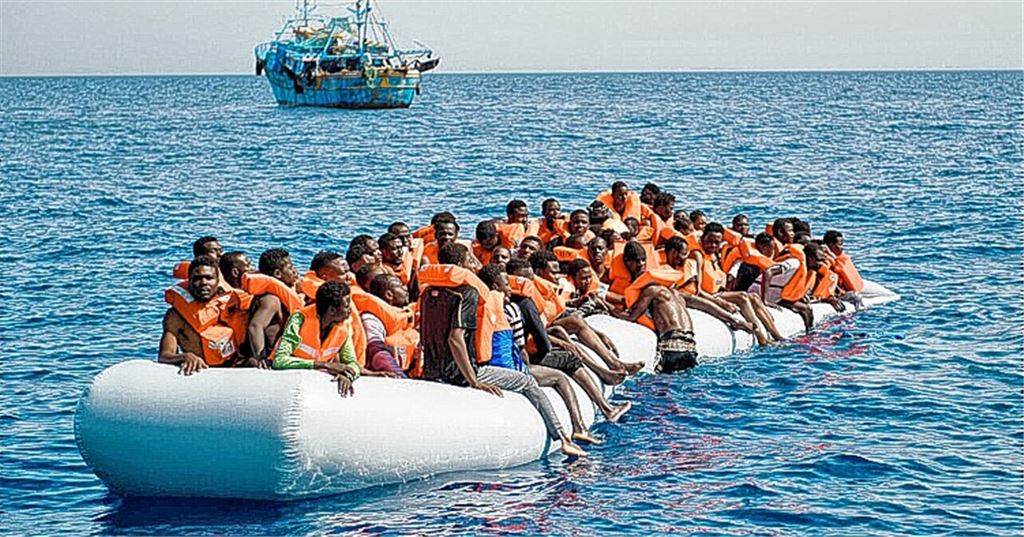 Flüchtlinge treiben in Schlauchbooten im Mittelmeer. Keiner will sie haben. Jetzt sollen Kommunen einen „Sicheren Hafen“ bieten. Fotos: privat/Friedrich