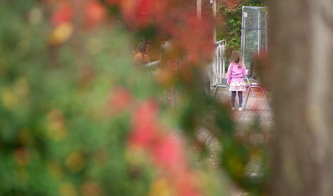 Flüchtlingskinder auf dem Gelände der Kerschensteiner-Sporthalle, wo derzeit noch etwa 70 Menschen in der Notunterkunft untergebracht sind. Symbolfoto: Archiv/Fotomoment