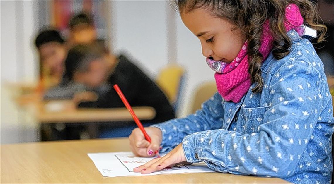 Flüchtlingskinder malen Weihnachten