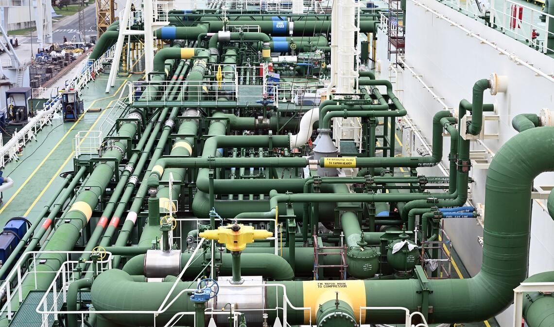 Flüssigerdgas mit dem Schiff zu transportieren, ist technisch sehr aufwendig. Das Foto zeigt Leitungen an Deck des LNG-Tankschiffs "Maran Gas Amorgos". Die Aufnahme entstand während einer Wartung des Schiffes im Trockendock.