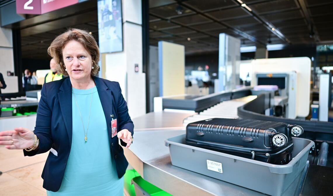 Umrüstung der Sicherheitskontrollen am BER geht voran Flughafenchefin Aletta von Massenbach stellt neue CT-Scanner am Flughafen BER vor.