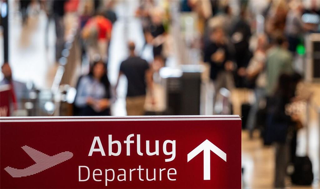 Flugtouristen müssen sich im bevorstehenden Sommer auf weiter steigende Ticketpreise einstellen (Symbolfoto).