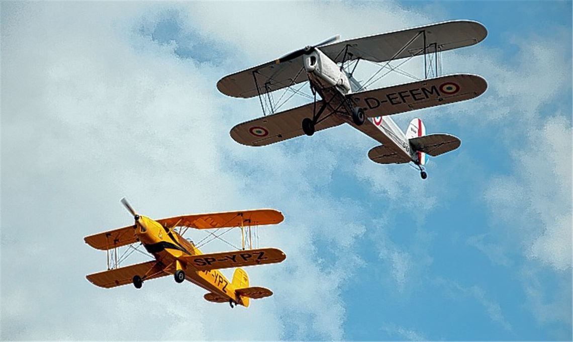 Flugvorführungen mit modernen und historischen Flugzeugen.