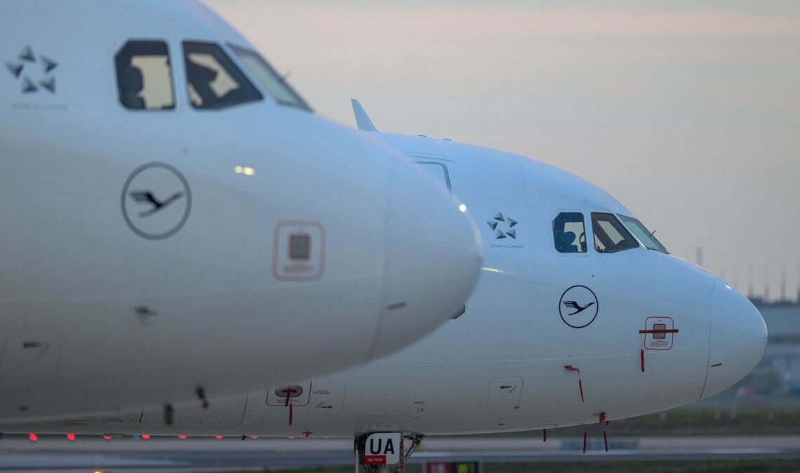 Flugzeuge der Lufthansa stehen auf Parkpositionen am Frankfurter Flughafen (Symbolbild).