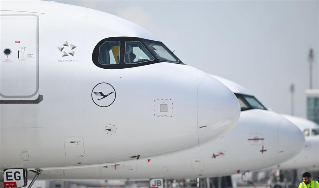 Flugzeuge mussten am Samstagmorgen in München wegen einer Drohnenwarnung kurzzeitig am Noden bleiben. (Symbolbild)