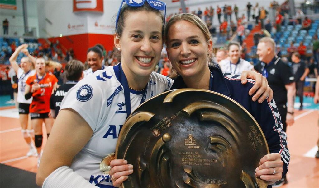 Fördern und fordern: Maria Segura Pallerés und Kim Renkema, die damalige Sportdirektorin von Allianz MTV Stuttgart, bei der Meisterfeier 2023.