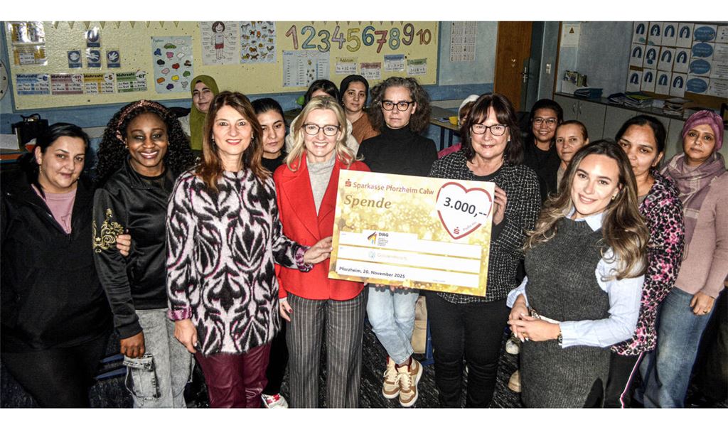 Förderung für ein wichtiges Angebot: Dr. Oana Krichbaum (vorne li.) und Carla Cuculeanu (vorne re.) überreichen den Spendenscheck zur Finanzierung von Sprachkursen an der Mörike-Realschule an Frauke Janßen (vorne, v.li.) und Andrea Maisel. Foto: Stahlfeld