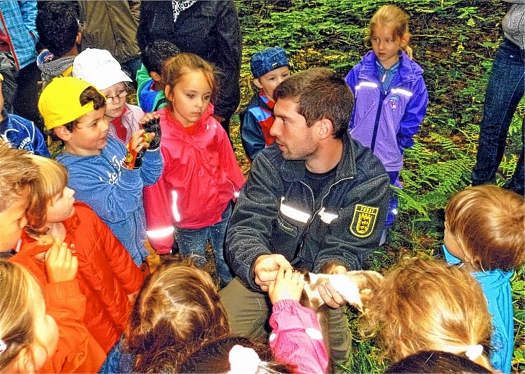 Förster Mades erklärt den kleinen Besuchern, wie die Tiere im Wald leben.