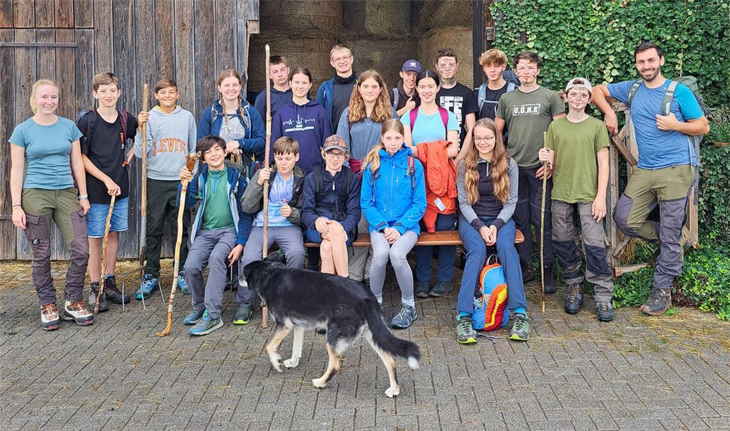 Försterin Sarah Zwerenz (li.) und ihr Kollege Maximilian Rapp (re.) bieten gemeinsam mit Försterhund „Tala“ jungen Menschen ein spannendes Wald-Wanderabenteuer. Foto: Enzkreis
