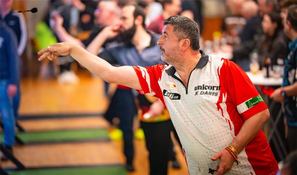 Fokussiert: Mensur Suljovic zielt und wirft auf die Scheibe. Fotos: Schüller