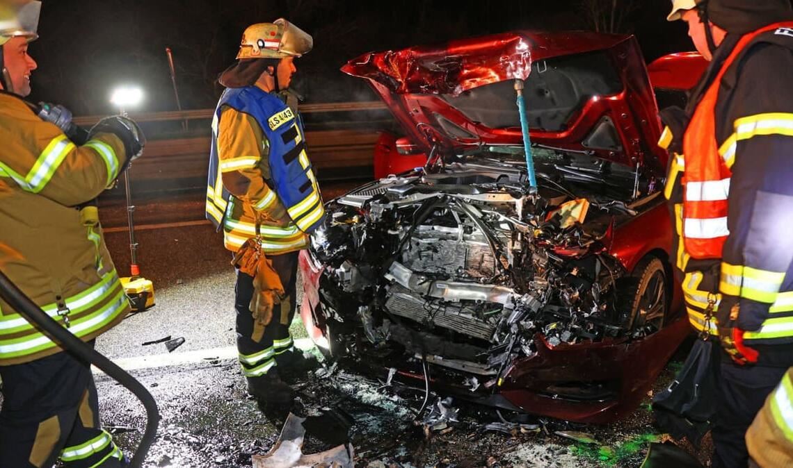 Folgen einer Geisterfahrt: Eine 35-jährige Frau wird am 30. Januar 2023) bei einem Verkehrsunfall auf der Autobahn A 620 nahe Saarlouis schwer verletzt. Der Unfall wurde durch einen Falschfahrer verursacht.
