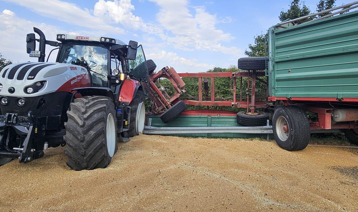 Folgen eines kleinen Fahrfehlers: Die Ladung eines Traktor-Anhängers mit Getreide liegt auf der Straße. Foto: Myroshnichenko