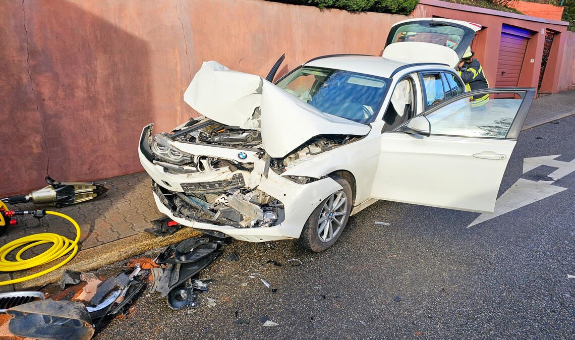 Heftiger Unfall: Gaspedal und Bremse verwechselt Folgenschwere Verwechslung: Das Unfallauto nach dem Aufprall auf einen vorausfahrenden Lkw. Foto: Einsatz-Report24