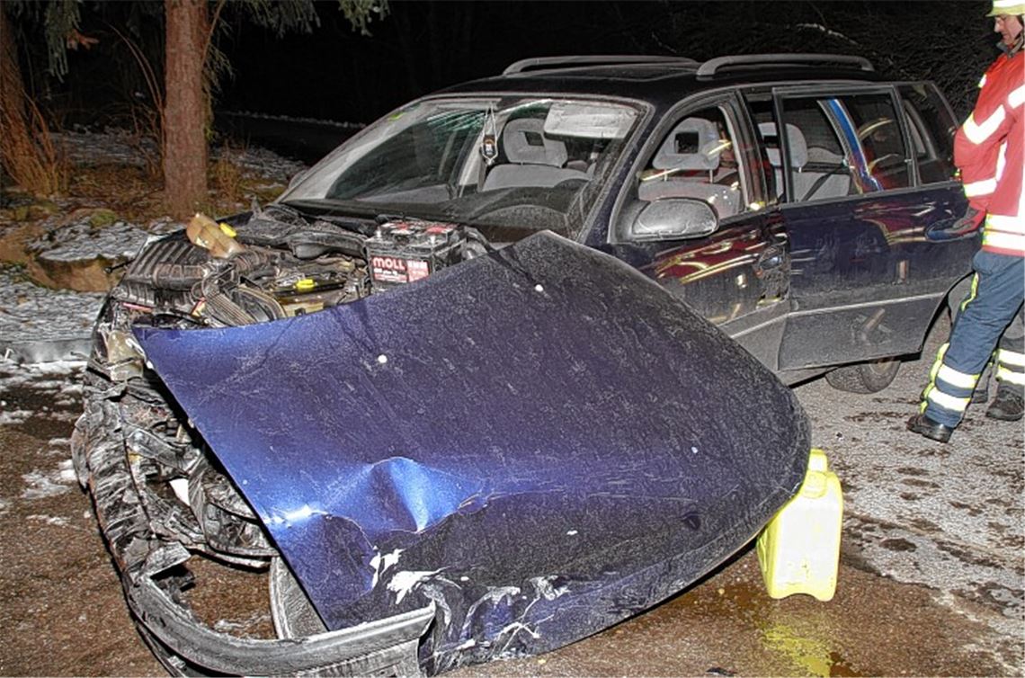 Folgenschwerer Zusammenstoß: Der Unfall auf der L621 zwischen Eisingen und Königsbach-Stein fordert fünf Verletzte.