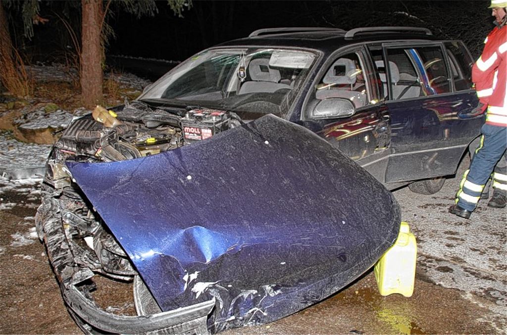 Folgenschwerer Zusammenstoß: Der Unfall auf der L621 zwischen Eisingen und Königsbach-Stein fordert fünf Verletzte.