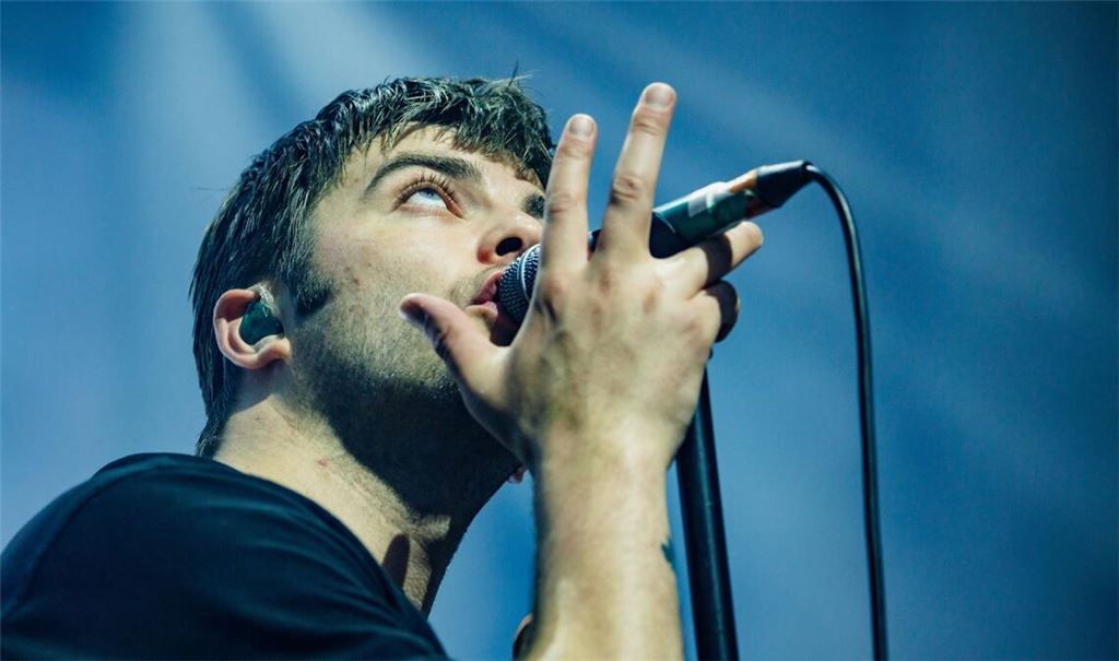 Fontaines-D.C.-Sänger Grian Chatten bei einem Auftritt in Norwegen. Weil das Band-Management in Stuttgart nur Fotografen zuließ, die einen Vertrag voller inakzeptabler Klauseln unterschreiben, haben wir auf Bilder vom Konzert auf der Freilichtbühne verzichtet.