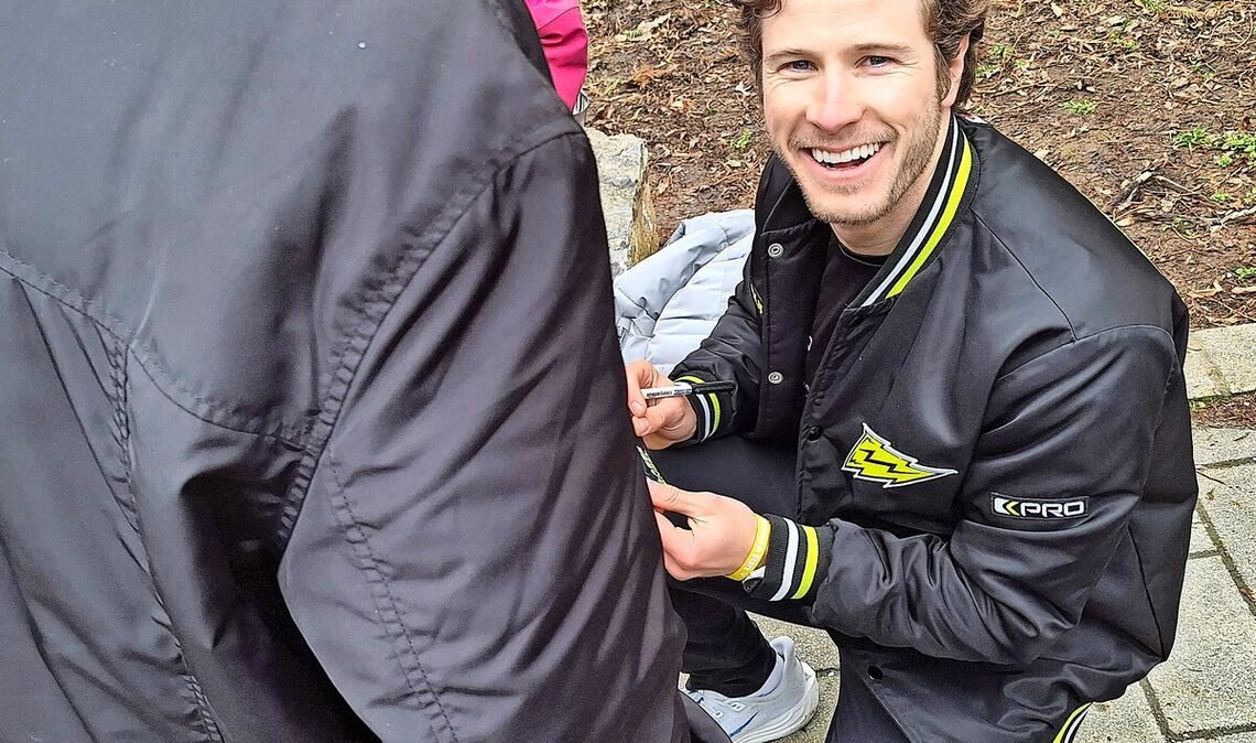 Footballer tun Gutes: Auch die Autogramme von Lasse Engel waren sehr gefragt.