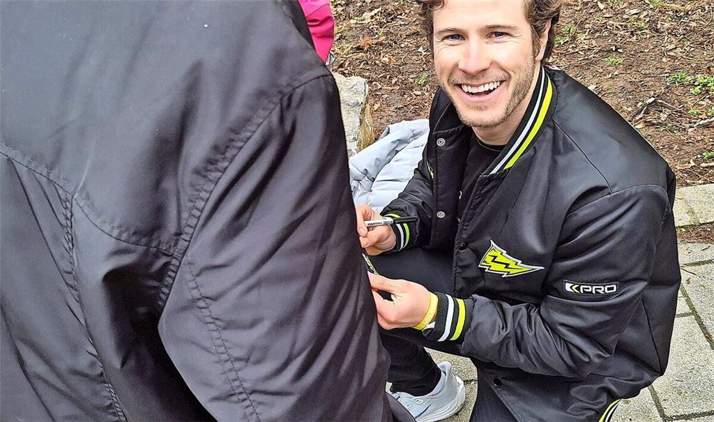 Footballer tun Gutes: Auch die Autogramme von Lasse Engel waren sehr gefragt.