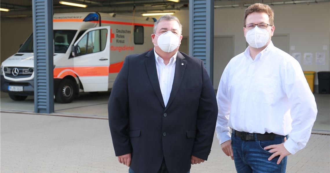Fordern dringend eine Entlastung für die Beschäftigten im Rettungsdienst: Herbert Mann (li.), Geschäftsführer des DRK-Kreisverbands Pforzheim-Enzkreis, und Jochen Irion, DRK-Rettungsdienstleiter. Sie stehen vor der Fahrzeughalle der Rettungswache in Pforzheim, die bis auf das Ersatzfahrzeug mal wieder leer ist, weil die Kollegen im Einsatz sind.Foto: Disselhoff