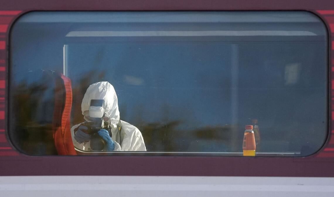 Forensiker untersuchen den Zug, in dem es zu dem verheerenden Angriff kam.