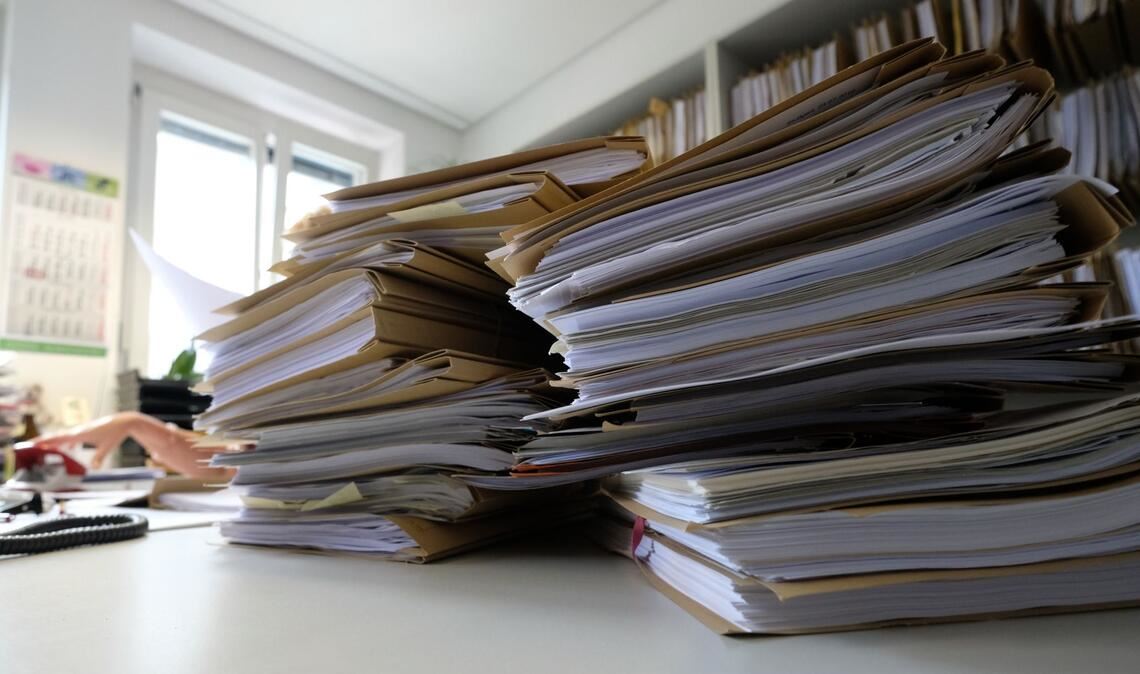 Formulare, Ordner, Stempel - wer ein Haus bauen, ein Unternehmen gründen oder eine Steuerrückzahlung erhalten will, muss sich oft durch zähe Prozesse hindurchquälen. (Symbolbild)