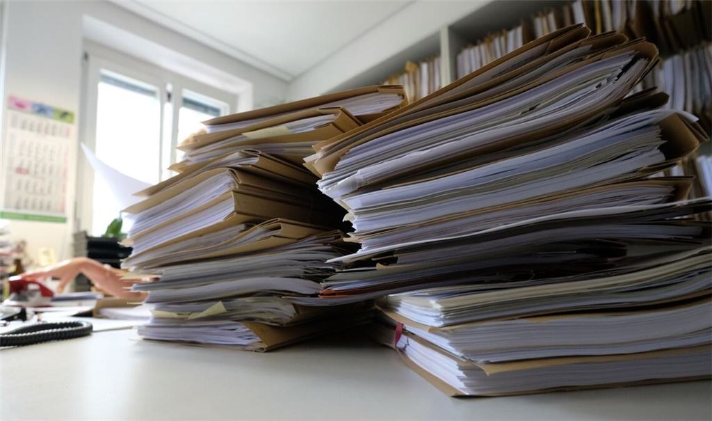 Formulare, Ordner, Stempel - wer ein Haus bauen, ein Unternehmen gründen oder eine Steuerrückzahlung erhalten will, muss sich oft durch zähe Prozesse hindurchquälen. (Symbolbild)