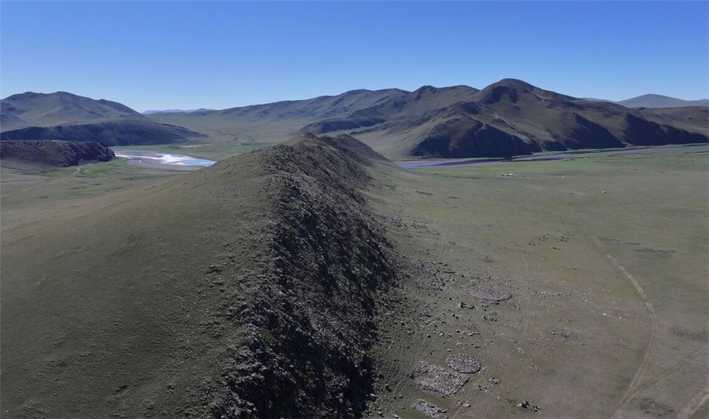 Forscher haben das Gräberfeld von Maikhan Tolgoi in der Zentralmongolei untersucht. Dies ermöglicht neue Einblicke in das gesellschaftliche Zusammenleben und Bevölkerungsdynamiken in der späten Bronzezeit.