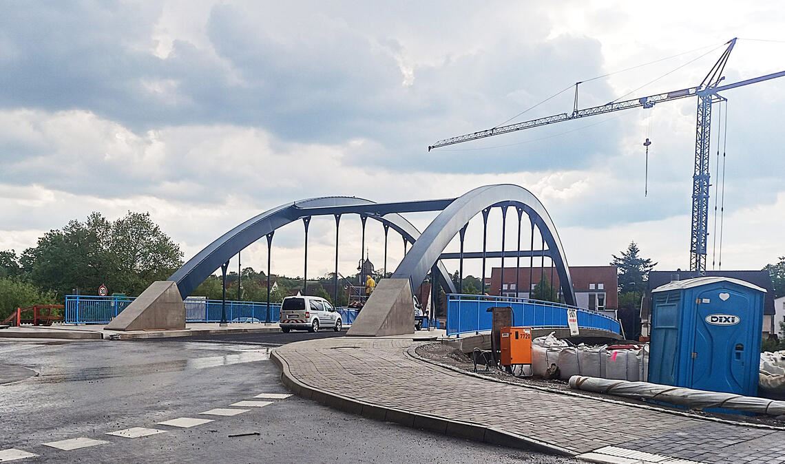 Fortschritte und Einschnitte: Die neue Herrenwaagbrücke soll Ende der Woche befahrbar sein – dafür geht in Richtung Lomersheim (Foto unten) für volle fünf Monate nichts mehr. Fotos: Deeg
