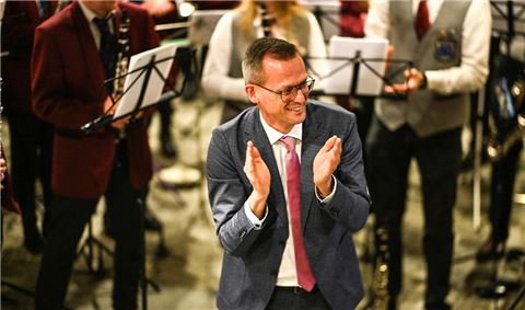 Foto 1: Die Freude steht ihm ins Gesicht geschrieben: Stephan Retter ist nach einem intensiven Wahlkampf der neue Oberbürgermeister von Mühlacker. In der Stichwahl holte er 55,6 Prozent der Stimmen.