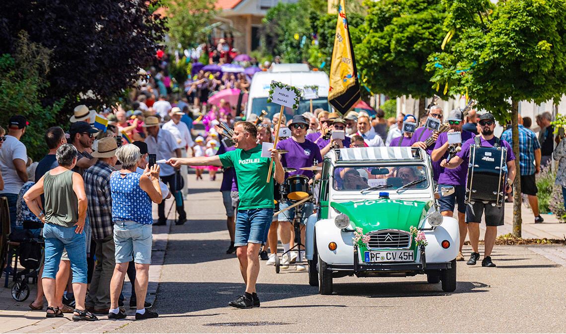 Foto 12: Die Dorf AG führt als nicht ganz echte Dorfpolizei den Festumzug mit 27...