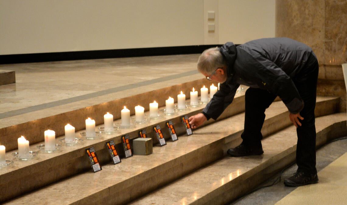 Foto 13: Moment der Stille und gegen das kollektive Vergessen: Am Jahrestag der ...