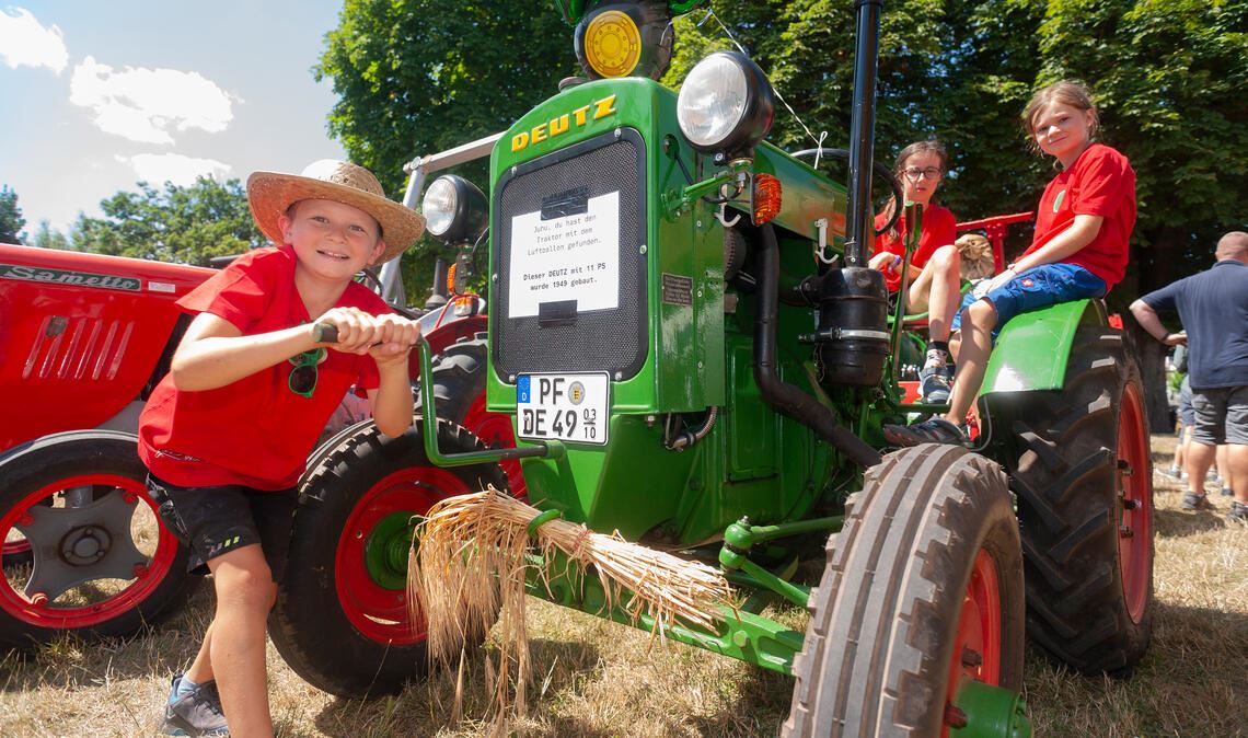 Foto 8: Warum in ein Museum gehen, wenn es Schleppertreffen gibt ? Auf riesiges ...