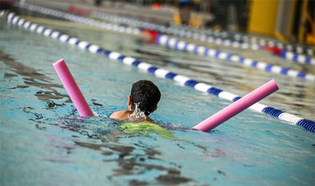 Foto: Ein Schüler nimmt an einem Schwimm-Intensivkurs teil.