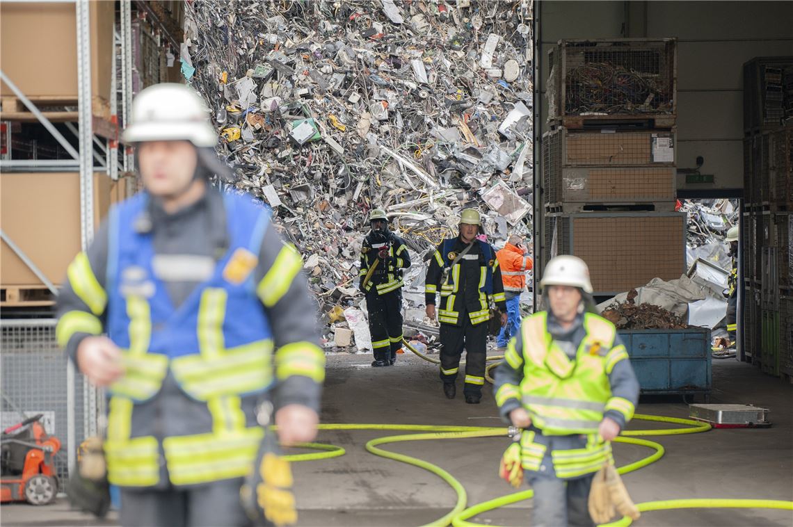 Um 12.47 Uhr sind die Einsatzkräfte aus Illingen, Mühlacker und Vaihingen zu der Firma in Illingen ausgerückt.